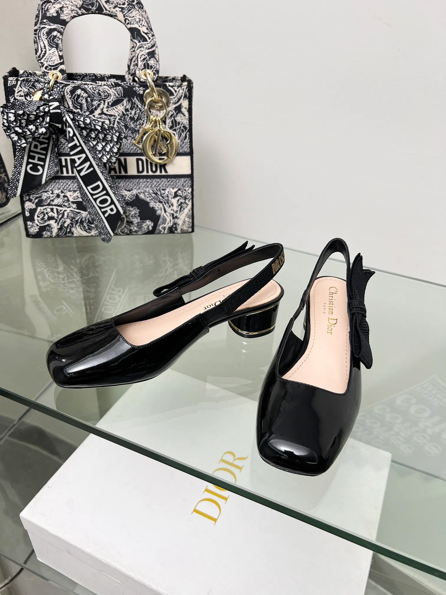 👟👟Ex-factory price 560👟👟 Dior 2024 spring and summer haute couture series new ballet iconic electric embroidered cannage pattern low-heeled ballerina shoes CD letter logo pearl buckle thick heel bow sandals Material: imported metal sheepskin/environmentally friendly cannage pattern tweed Lining: water-dyed sheepskin lining Outsole: Italian leather outsole Heel height: 3.5CM, 8CM Code number: 34-43 (34.40.41.42.43 customized, non-refundable and non-exchangeable)